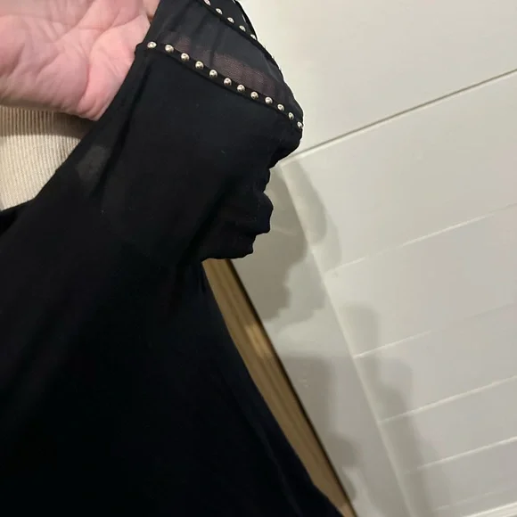 Rock & Republic cold shoulder top - Picture 4 of 6